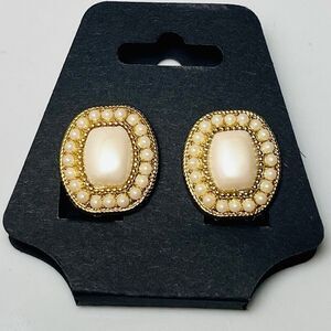 Carolee Vintage Clip Earrings Faux Pearl Chunky Gold Tone Signed‎ 1980s